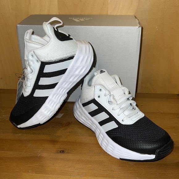 Adidas Ownthegame 2.0 Boy’s Basketball Shoes NIB - Picture 2 of 3